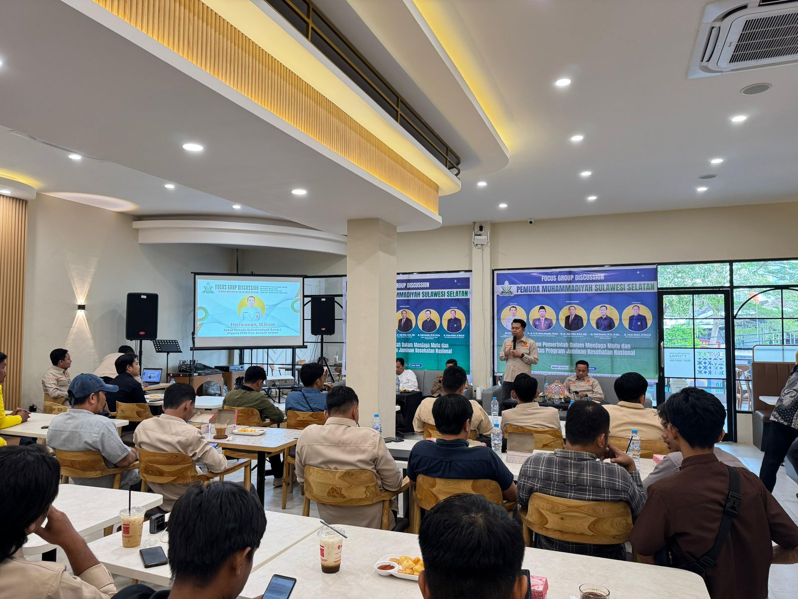 PW Pemuda Muhammadiyah Sulsel menggelar Focus Group Discussion (FGD) dengan mengangkat tema “Komitmen Pemerintah dalam menjaga mutu dan akuntabilitas program Jaminan Kesehatan Nasional” di Squid Coffe Jl Topaz Raya Makassar, Jumat (27/6/2025).