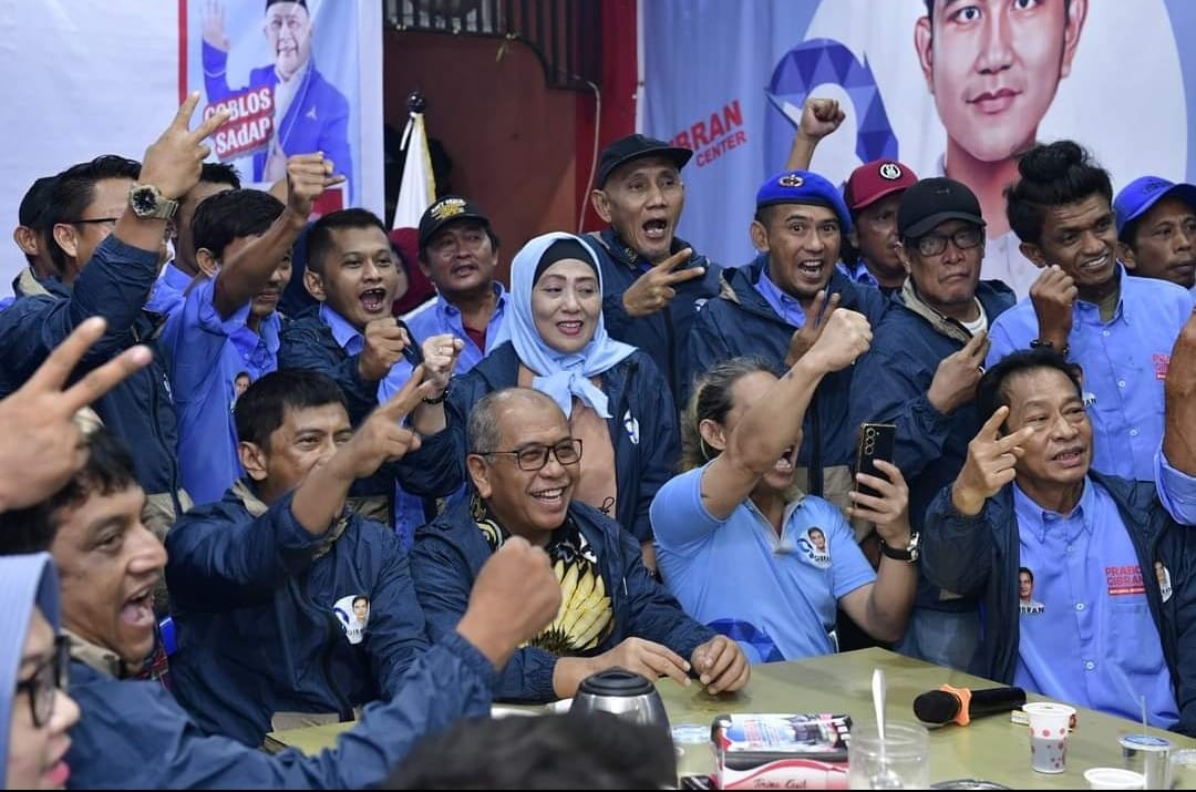 Sekretaris Gibran Center Illank Radjab (tengah) bersama pengurus lainnya.