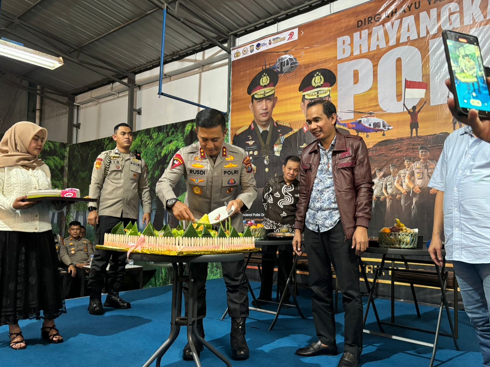 Kapolda Sulsel Irjen Pol. Rusdi Hartono saat menghadiri kegiatan sosial pembagian 1.079 paket sembako kepada petugas kebersihan se-Kota Makassar bersama Anggota DPR RI Rudianto Lallo, Selasa (1/7/2025).
