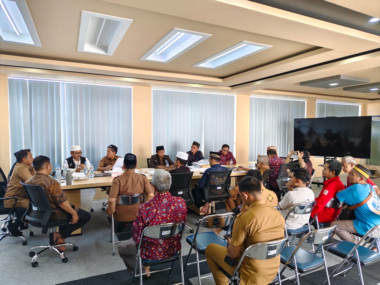 Bupati Sidrap Syaharuddin Alrif memimpin langsung rapat koordinasi panitia lokal yang berlangsung pada Senin, 7 Juli 2025, di lantai 3 Rektorat Universitas Muhammadiyah Sidrap (UMS).