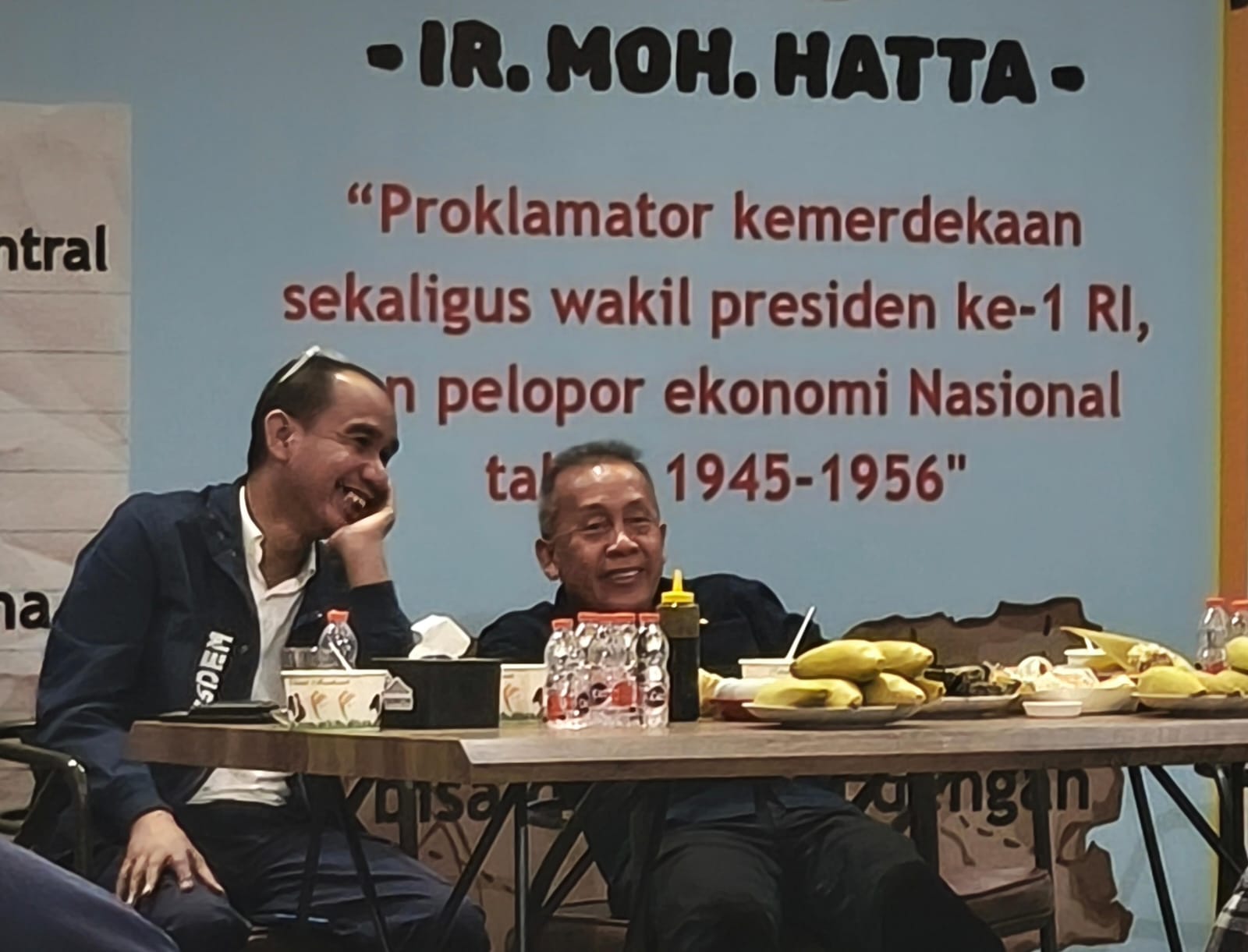 Suasana diskusi para Alumni HMNI dan juga Politisi Nasdem di Warkop Aspirasi, Jalan AP Pettarani, Sabtu (9/8/2025).