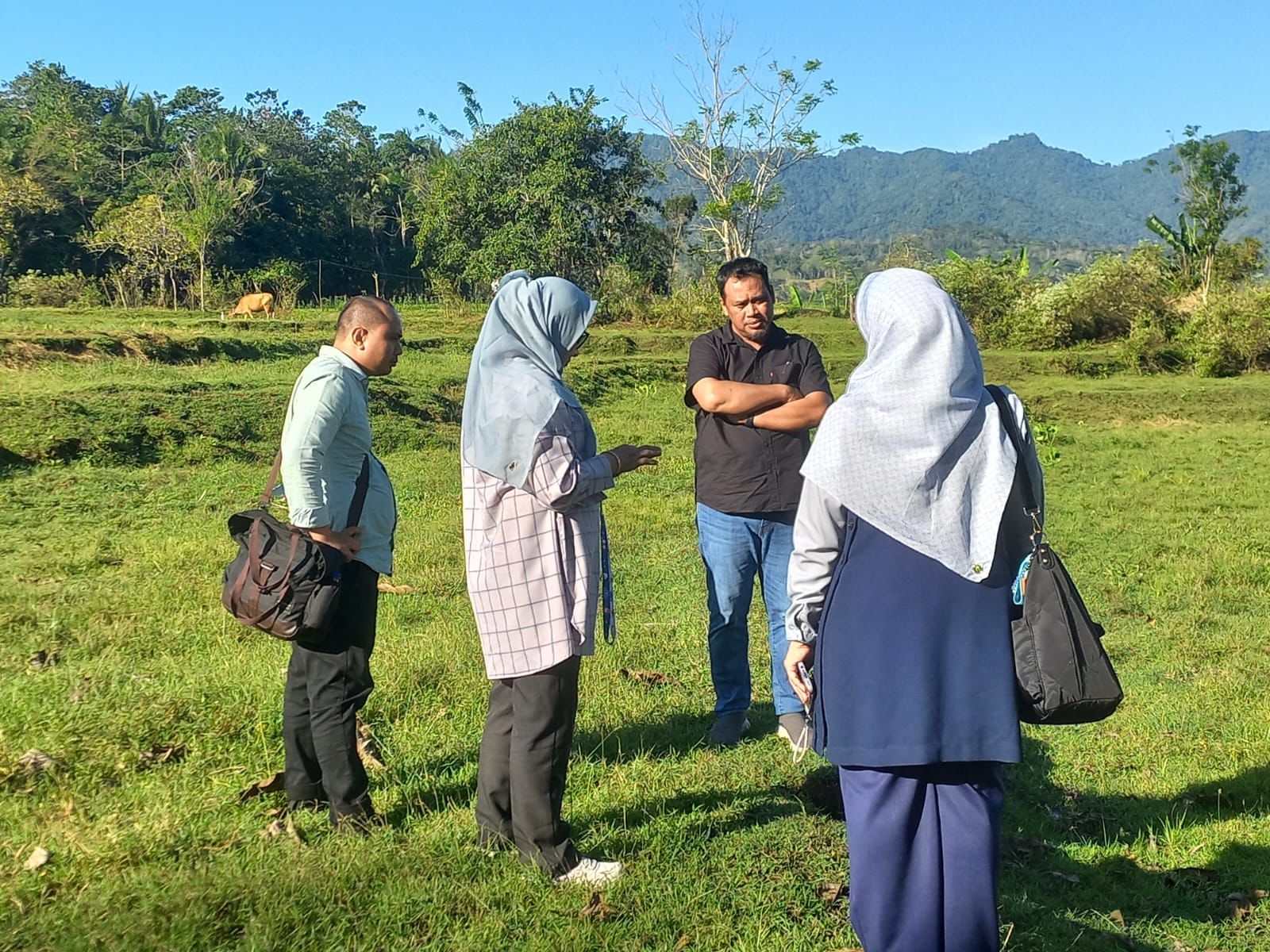 Tim Kemendikasmen meninjau lokasi pembangunan Sekolah Unggulan Kerukunan Keluarga Sulawesi Selatan (KKSS) di Desa Mappesangka, Kecamatan Ponre, Kabupaten Bone, Senin (11/8/2025).