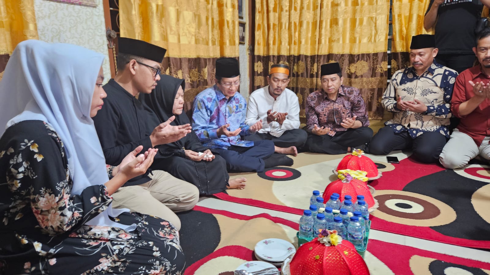 Menteri Agama Nasaruddin Umar mengunjungi rumah duka staf Humas DPRD Makassar, Muh. Akbar Basri (Abay) yang wafat dalam kebakaran gedung DPRD saat aksi unjuk rasa.