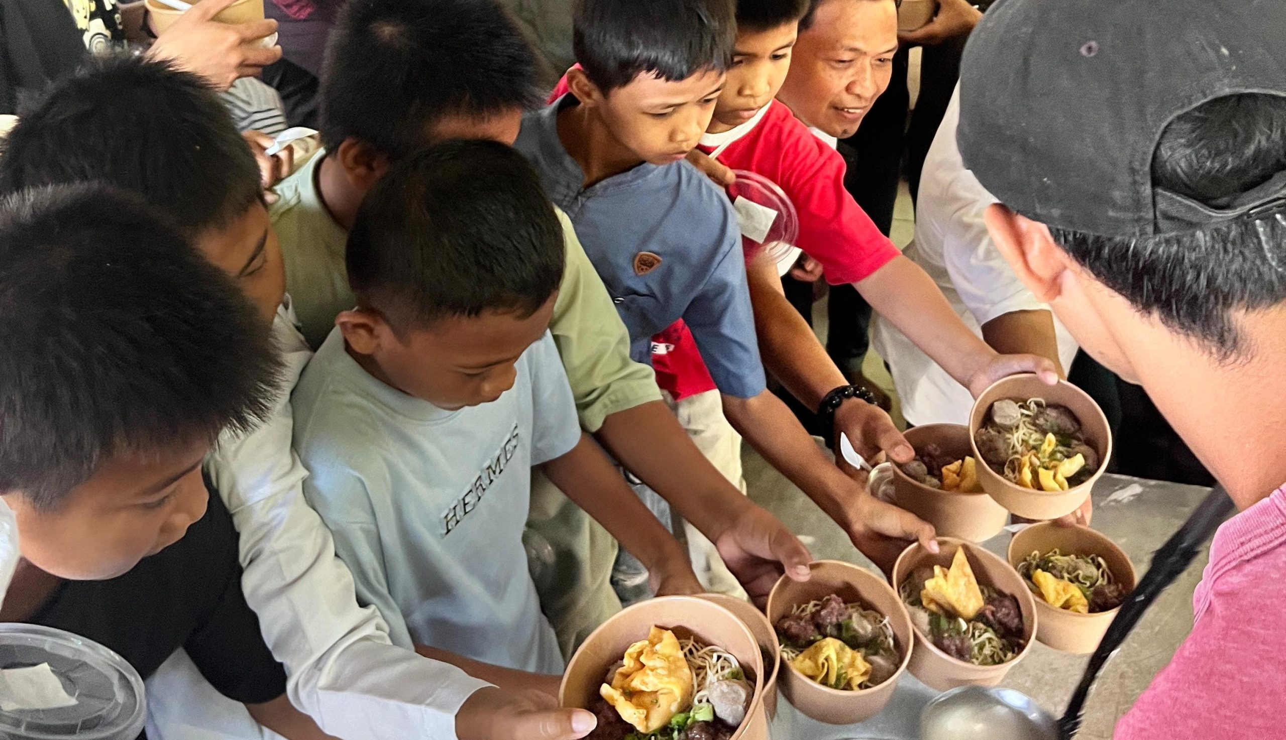 Lembaga Amil Zakat Infaq dan Sedekah Muhammadiyah (Lazismu) Kota Makassar berbagi bakso gratis kepada jamaah masjid dan ojek online.