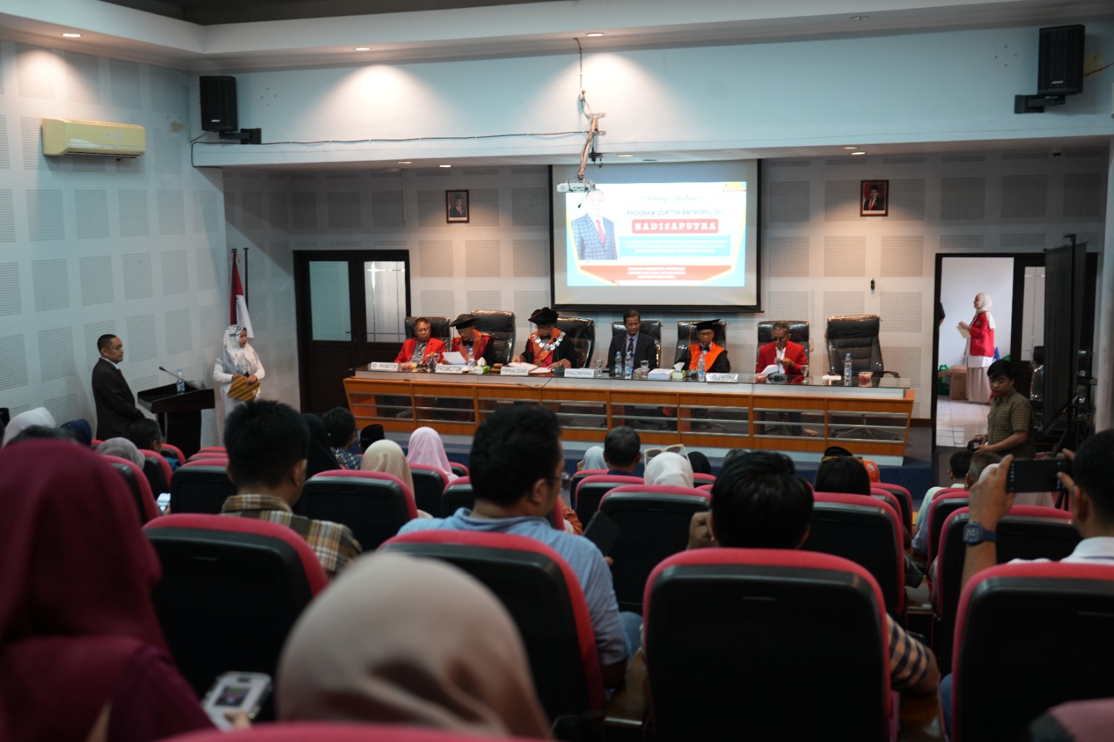 Suasana ujian promosi doktor Dosen Unismuh Makassar Hadisaputra di Aula Prof Syukur Abdullah, Fakultas Ilmu Sosial dan Ilmu Politik (FISIP) Universitas Hasanuddin, Makassar, Rabu (24/9/2025).