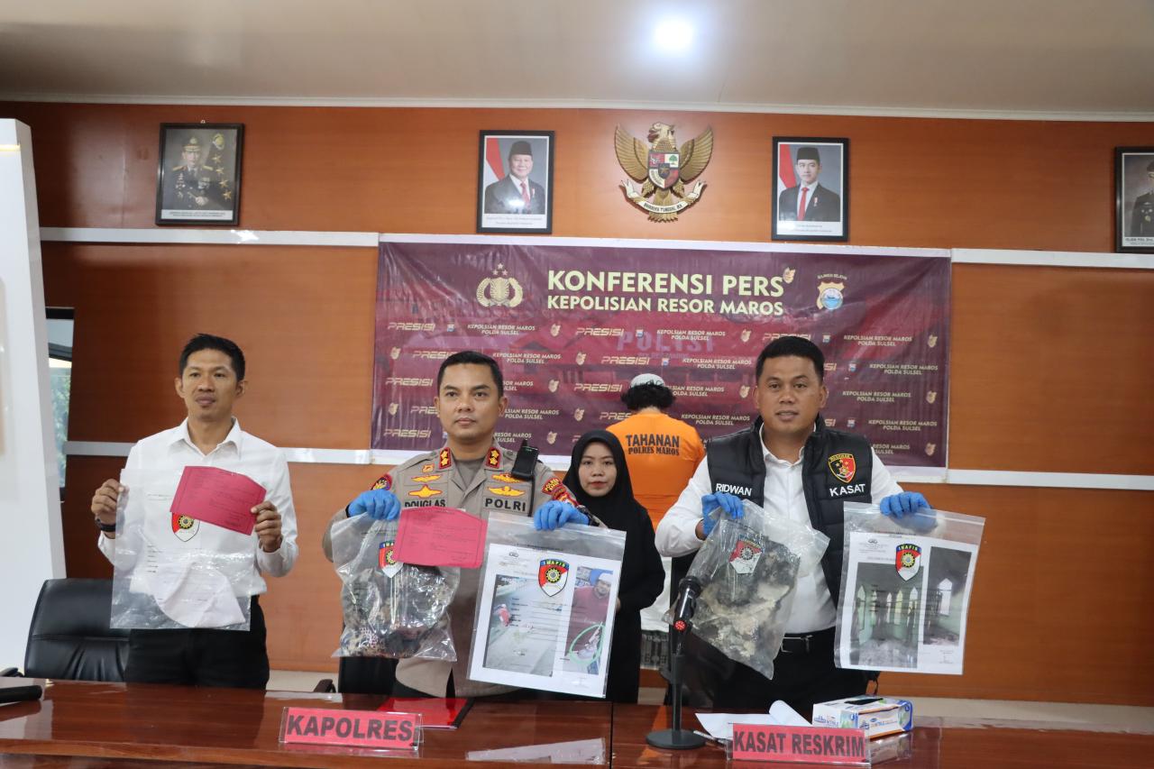 Kapolres Maros, AKBP Douglas Mahendrajaya dalam konferensi pers di Aula Promoter Polres Maros, Rabu (1/10/2025).
