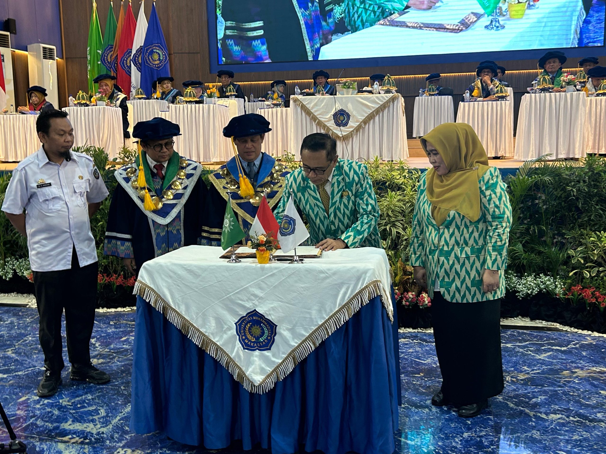 Unismuh Makassar dan Ikatan Cendekiawan Muslim se-Indonesia (ICMI) Organisasi Wilayah (Orwil) Sulsel resmi menandatangani Nota Kesepahaman (MoU) tentang Pelaksanaan Tri Dharma Perguruan Tinggi dan Implementasi Merdeka Belajar Kampus Merdeka (MBKM), Selasa (8/10/2025) di Balai Sidang Unismuh.