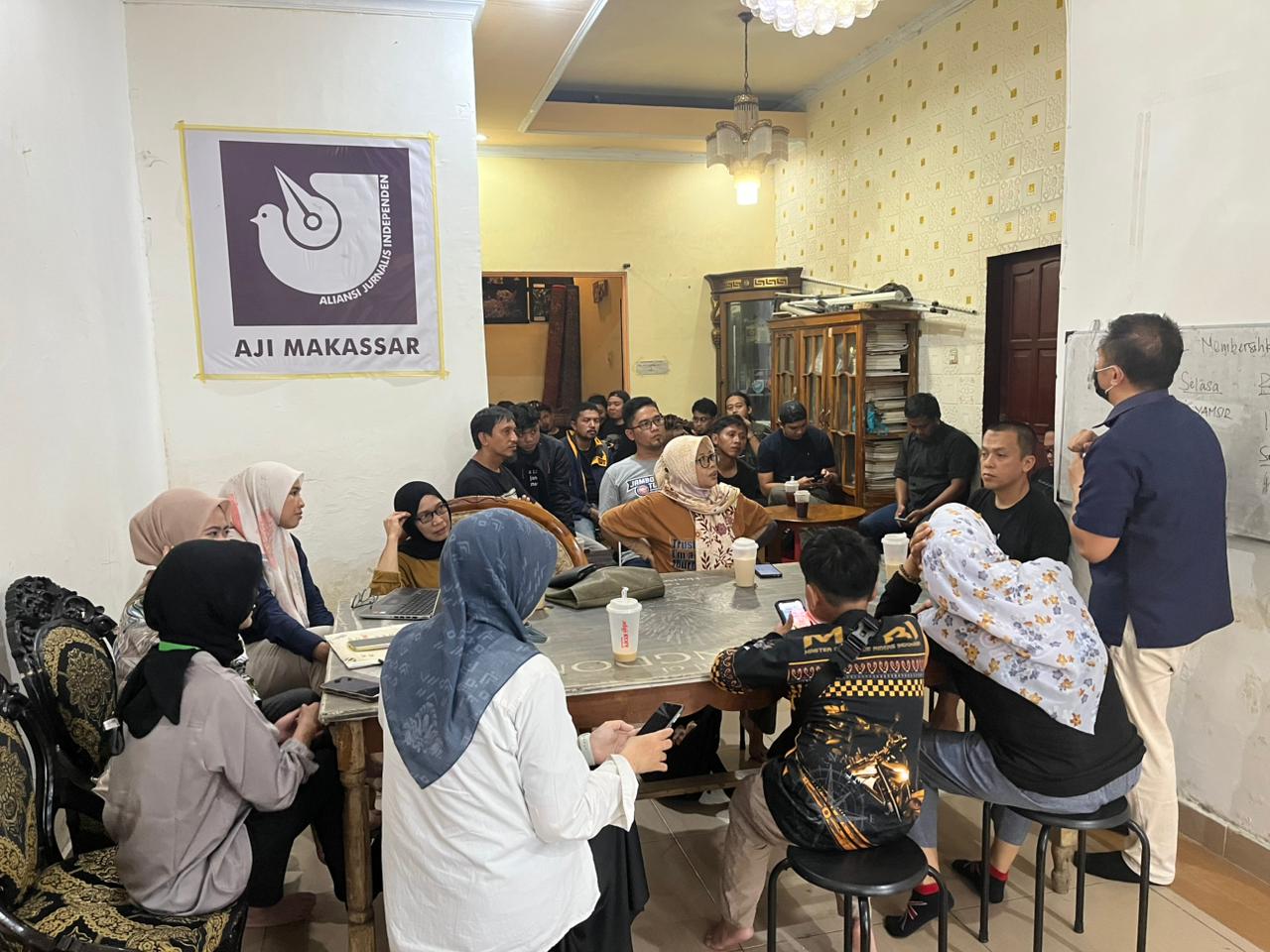 Kepala Account Representative BPJS Ketenagakerjaan Makassar, Sinbad Okstanza Yusnawirsaat diskusi bertajuk "Antara Liputan dan Perlindungan: Membangun Jaring Pengaman Sosial Bagi Jurnalis" di Sekretariat Aliansi Jurnalis Independen (AJI) Makassar, Jl Toddopuli 10, Makassar, Sulsel, Selasa (7/10/2025).