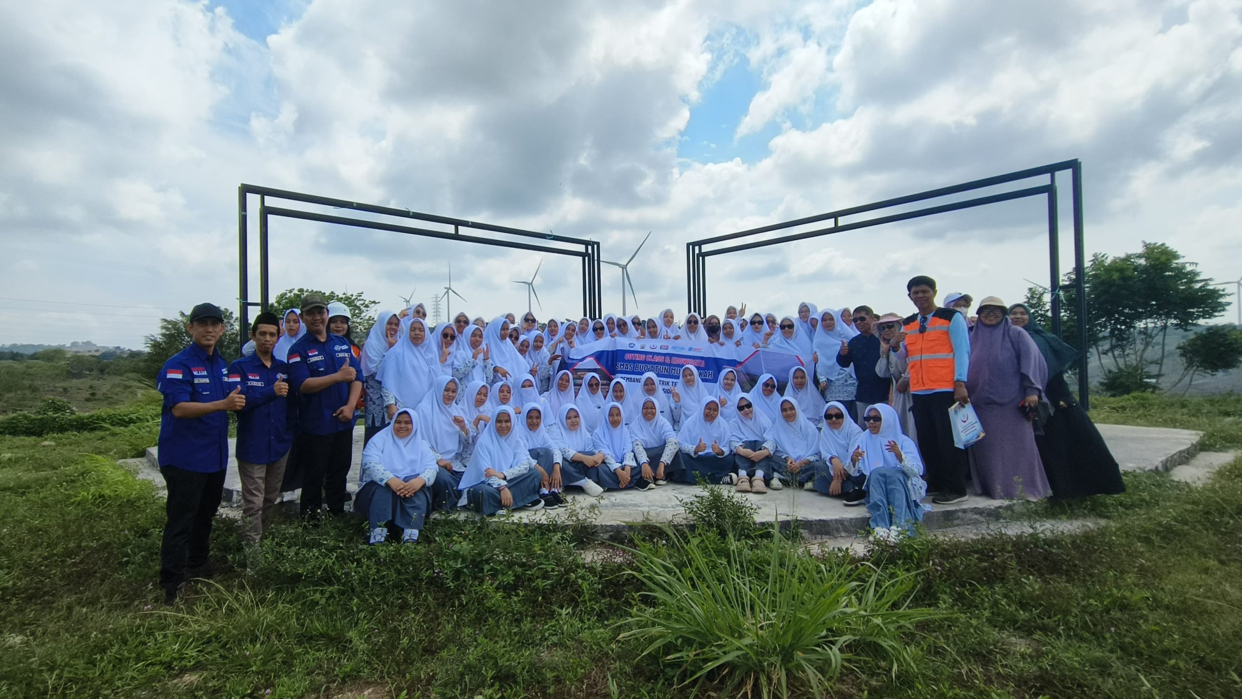 Rombongan SMA Buq’atun Mubarakah Pondok Pesantren Darul Aman Gombara Makassar berkunjung ke Pembangkit Listrik Tenaga Bayu (PLTB) Kabupaten Sidrap, Jumat (10/10/2025).