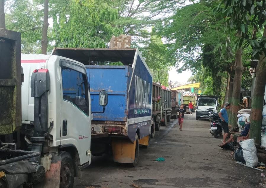 Suasana lalu lintas padat kawasan TPA Manggala Antang, Makassar, Kamis (23/10/2025).