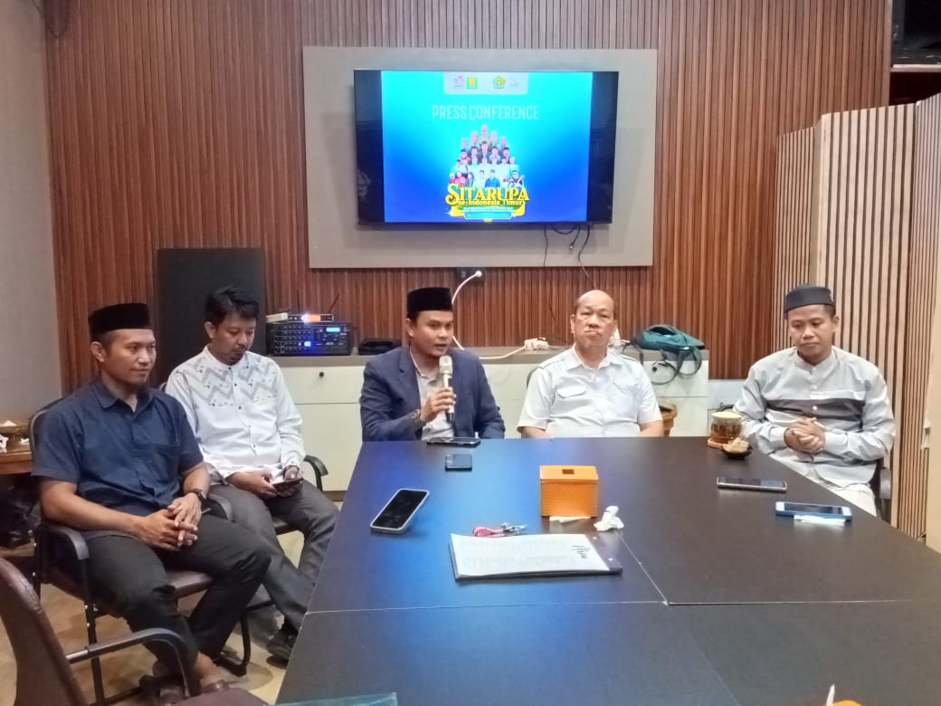 Ustadz Syahid, sapaannya, saat memberikan keterangan kepada media, di Kafe Tedu, tepi Waduk Borong, Kecamatan Manggala, Kota Makassar, Kamis (23/10/2025).