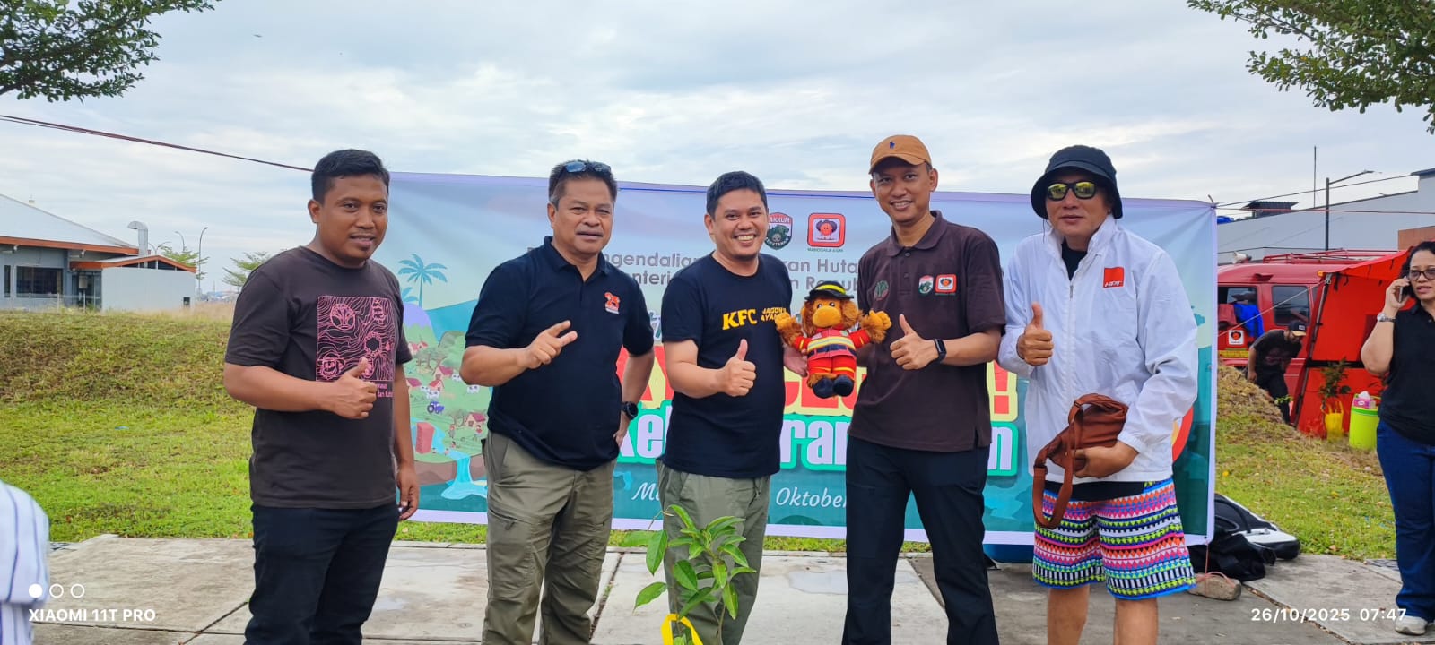 Balai Pengendalian Kebakaran Hutan Wilayah Sulawesi, Kementerian Kehutanan Republik Indonesia, bersama Forum Komunitas Hijau dan komunitas lingkungan kota Makassar, menggelar Street Campaign bertajuk “Ayo Cegah! Kebakaran Hutan” di kawasan CPI (Center Point of Indonesia) Ciputra Land, Minggu (26/10/2025). Balai Pengendalian Kebakaran Hutan Wilayah Sulawesi, Kementerian Kehutanan Republik Indonesia, bersama Forum Komunitas Hijau dan komunitas lingkungan kota Makassar, menggelar Street Campaign bertajuk “Ayo Cegah! Kebakaran Hutan” di kawasan CPI (Center Point of Indonesia) Ciputra Land, Minggu (26/10/2025).