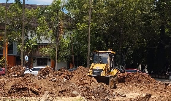 Foto: Kondisi area proyek di lingkungan Universitas Negeri Makassar, di mana sejumlah alat berat tampak melakukan pengerjaan lahan dan penebangan pohon untuk pembangunan fasilitas baru. Foto: Kondisi area proyek di lingkungan Universitas Negeri Makassar, di mana sejumlah alat berat tampak melakukan pengerjaan lahan dan penebangan pohon untuk pembangunan fasilitas baru.