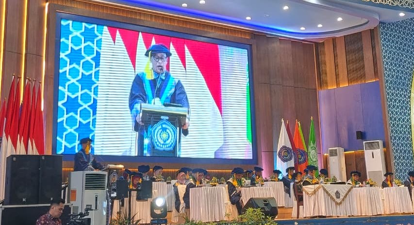 Prof Erwin Akib saat menyampaikan pidato ilmiah di Balai Sidang Muktamar ke-47, Kampus Unismuh Makassar, Jalan Sultan Alauddin, Senin (6/10/2025).