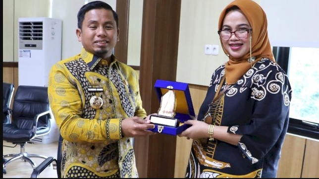 Wali Kota Parepare, H. Tasming Hamid menerima kunjungan resmi dari Dekan Fakultas Kedokteran Universitas Negeri Makassar (UNM), DR. dr. Nurussyariah, Kamis (3/7/2025).
