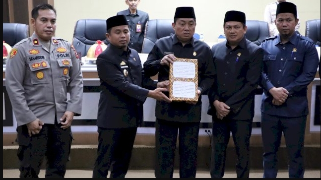 Wali Kota Parepare, H. Tasming Hamid menghadiri Rapat Paripurna DPRD Kota Parepare dengan agenda Penyerahan Rancangan Peraturan Daerah (Ranperda) tentang Pertanggungjawaban Pelaksanaan APBD Tahun Anggaran 2024, di Gedung DPRD Parepare, Kamis (3/7/2025).