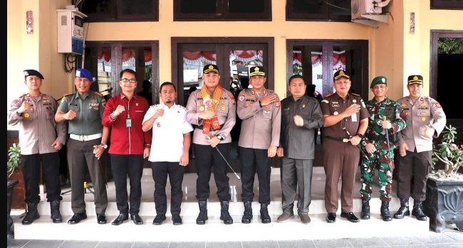 Wali Kota Parepare, H. Tasming Hamid menyambut hangat kehadiran Kapolres baru, AKBP Indra Waspada Yuda, dalam acara penyambutan dan silaturahmi yang berlangsung di Mapolres Parepare, Rabu (9/7/2025).
