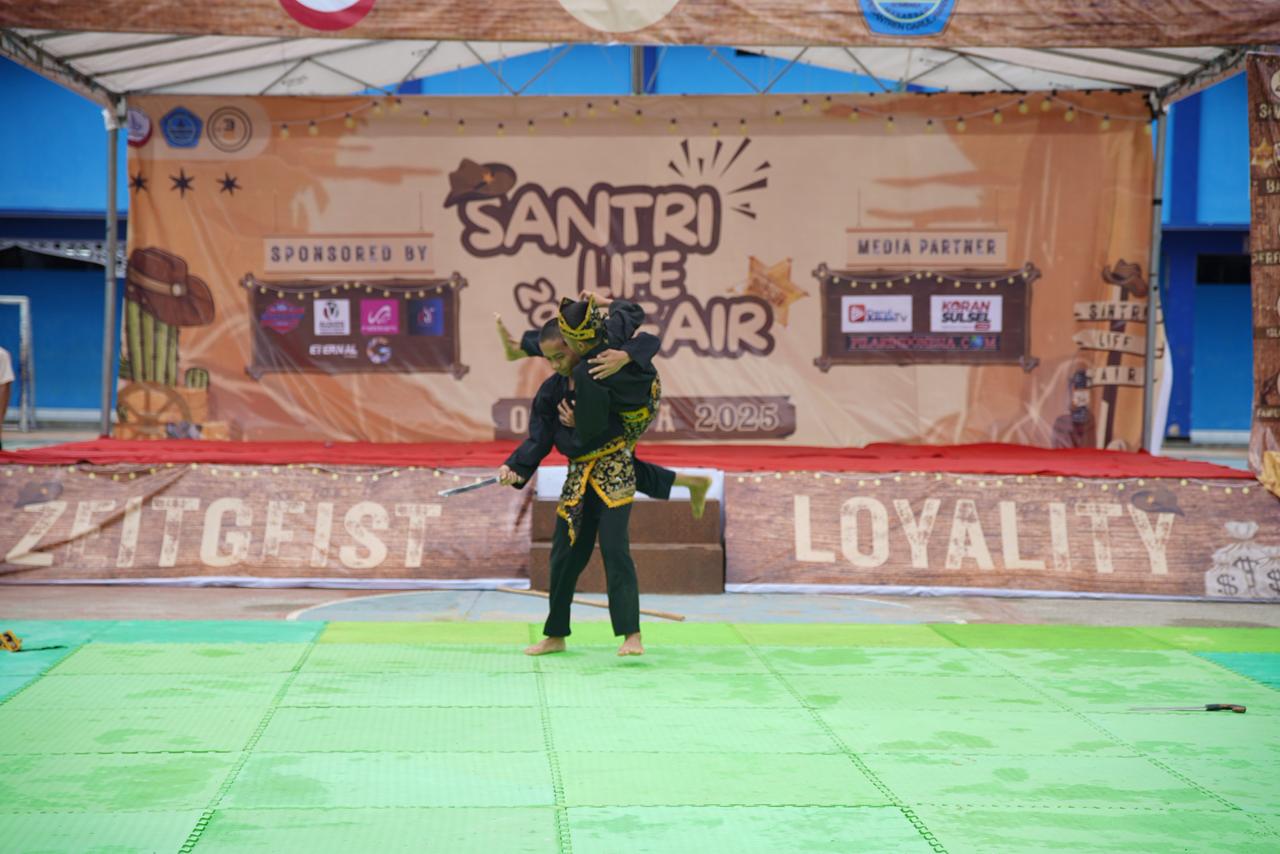 Penampilan santri pada pembukaan Santri Life Fair 2025 di Pesantren Darul Aman, Jl. KH. Abd. Jabbar Asyiri Sudiang Makassar, Ahad (9/11/2025).