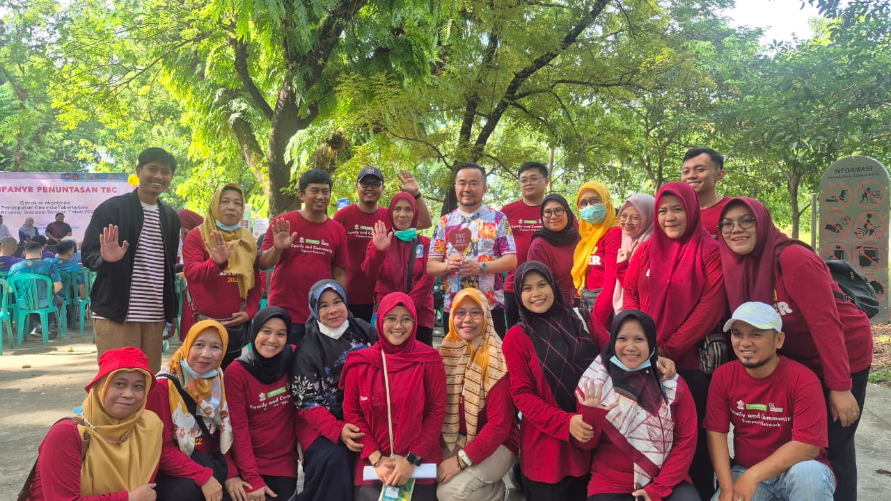 Kegiatan kampanye Toss TBC lintas sektor di car free day, Universitas Hanasuddin, Ahad (9/11/2025).