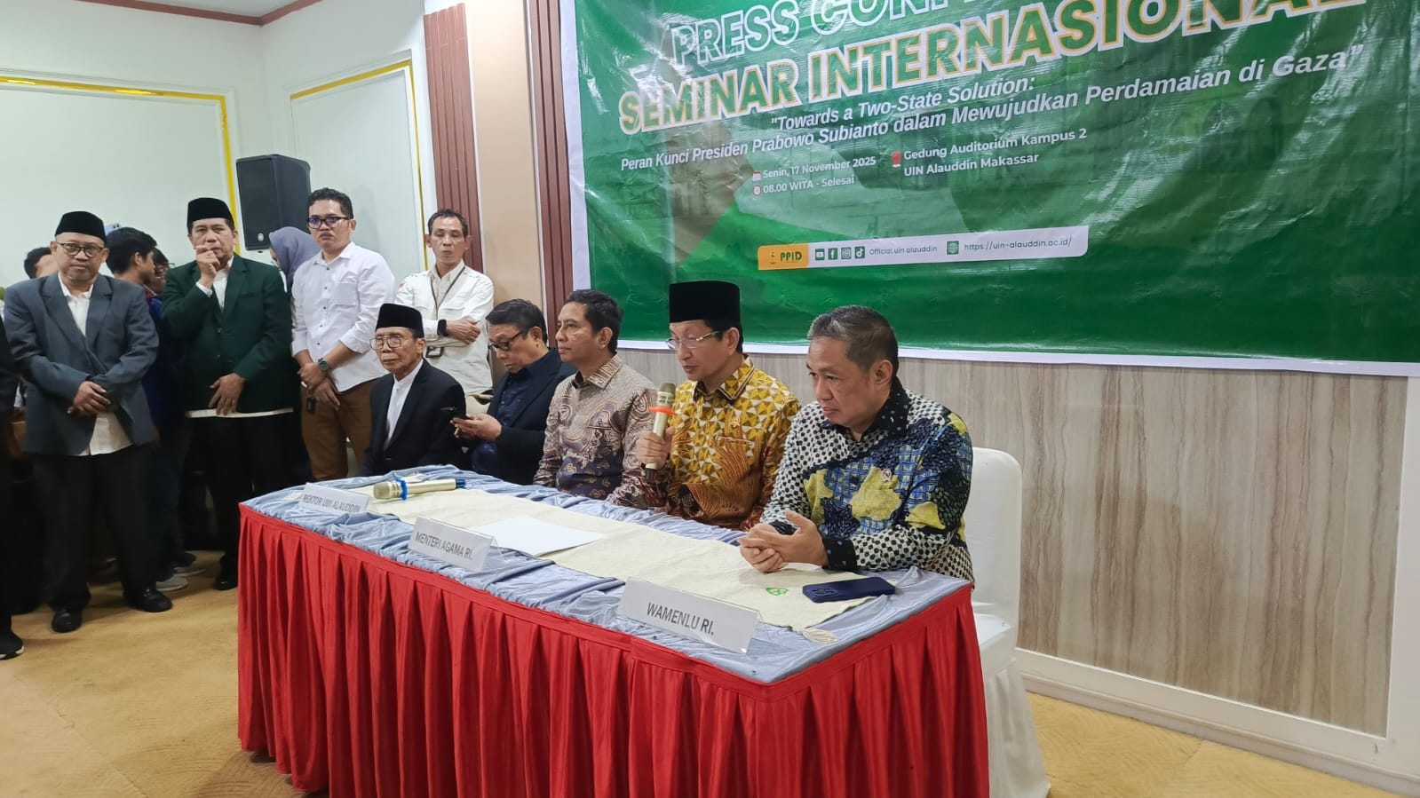 Kementerian Agama dan Wamenlu saat memberikan keterangan diselah kegiatan seminar internasional ini di UIN Alauddin Makassar, Senin (17/11/2025).