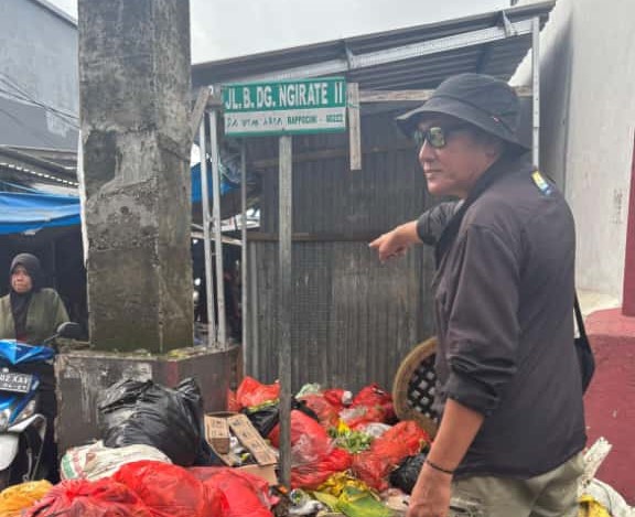 Yusran saat meninjau langsung onggokan sampah samping SD Inpres Perumnas II.