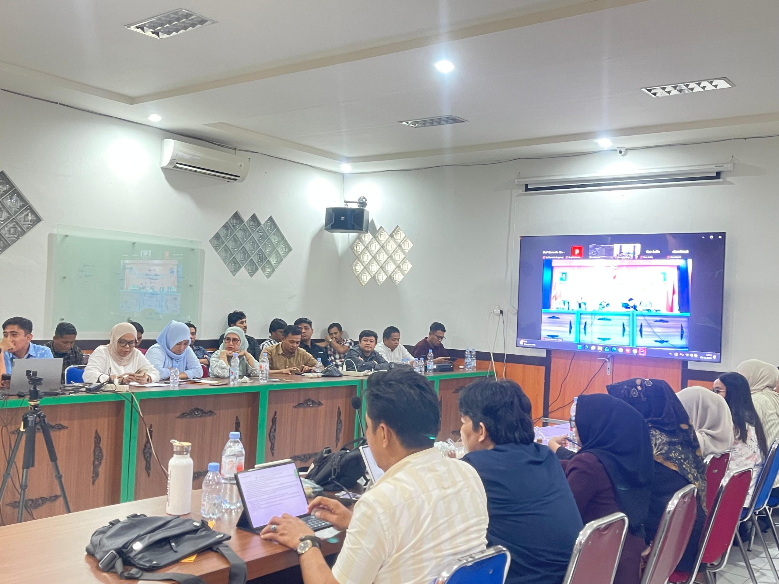 Rapat Pembinaan/Pelaksanaan Penyelesaian Sengketa Proses yang digelar di Ruang Sidang Bawaslu Sulsel, Sabtu (22/11/2025).