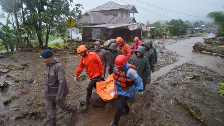 Petugas SAR gabungan mengevakuasi jenazah korban longsor di Toboh Tangah, Nagari Malalak Timur, Agam, Sumatera Barat, Kamis (27/11/2025). (Foto Sumber Internet)