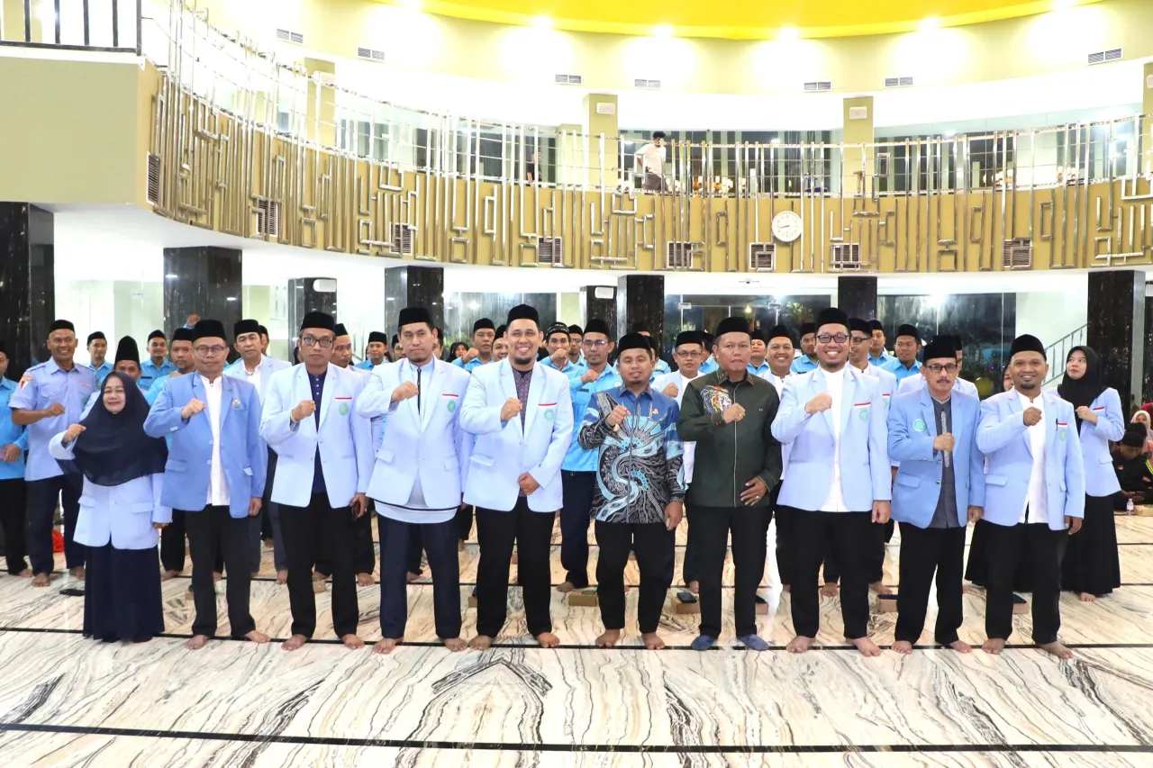 Wali Kota Parepare, Tasming Hamid, menyampaikan ucapan selamat atas pelantikan pengurus baru Badan Komunikasi Pemuda Remaja Masjid Indonesia (BKPRMI) Kota Parepare yang digelar di Masjid Terapung BJ Habibie, Senin (4/8/2025) malam.