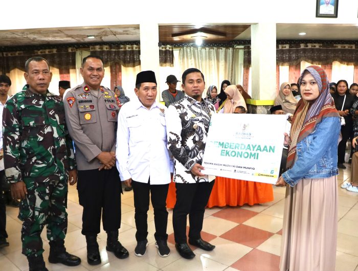 Wali Kota Parepare, Tasming Hamid, menyerahkan secara simbolis paket bantuan pendidikan kepada 150 pelajar tingkat Sekolah Dasar (SD) dan Sekolah Menengah Pertama (SMP) di Kota Parepare.