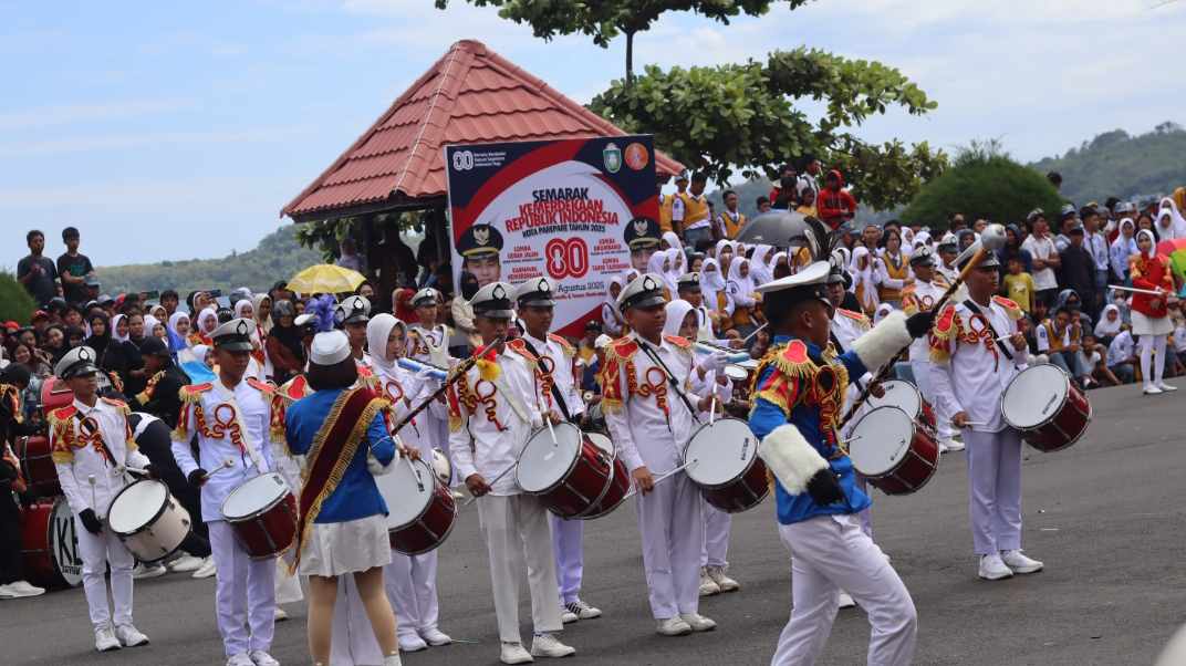 Wakil Wali Kota Parepare, Hermanto, secara resmi membuka kegiatan kompetisi drum band yang digelar di Taman Mattirotasi.