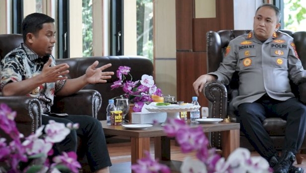 Wali Kota Parepare, Tasming Hamid menerima audiensi Kapolres Parepare, AKBP Indra Waspada Yuda, di Kantor Wali Kota Parepare, Jumat (18/07/2025).