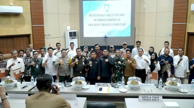 Wali Kota Parepare, Tasming Hamid, mengikuti Zoom Meeting Peluncuran Kelembagaan 80.081 Koperasi Desa/Kelurahan Merah Putih (KMP) yang secara resmi diluncurkan oleh Presiden Republik Indonesia, Prabowo Subianto, Senin (21/07/2025).