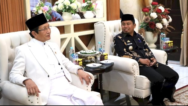 Wali Kota Parepare, Tasming Hamid, menyambut kedatangan Menteri Agama Republik Indonesia, Prof. Dr. H. Nazaruddin Umar, di Kota Parepare, Jumat (25/7/2025).