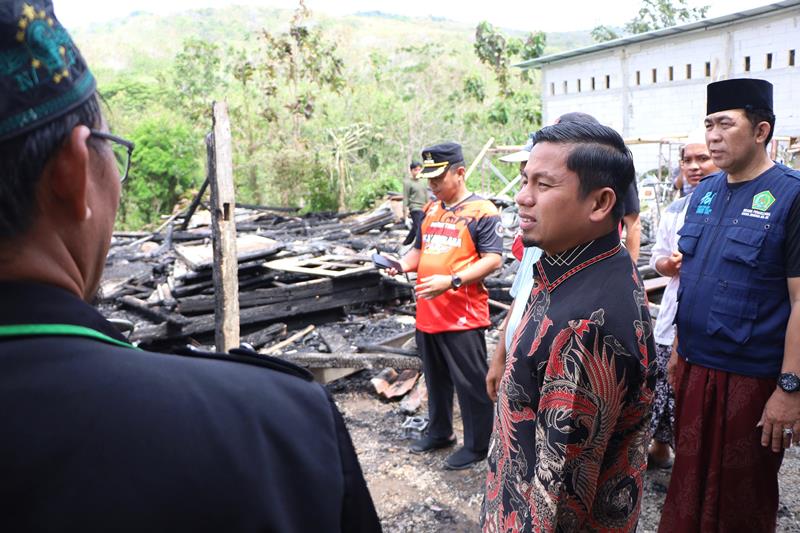 Wali Kota Parepare, Tasming Hamid Hadir Salurkan Bantuan kebakaran di Pesantren Zubdatul Asrar NU di Jalan Lappa Anging, Kelurahan Watang Bacukiki, Kecamatan Bacukiki, Sabtu (23/8/2025) pagi.