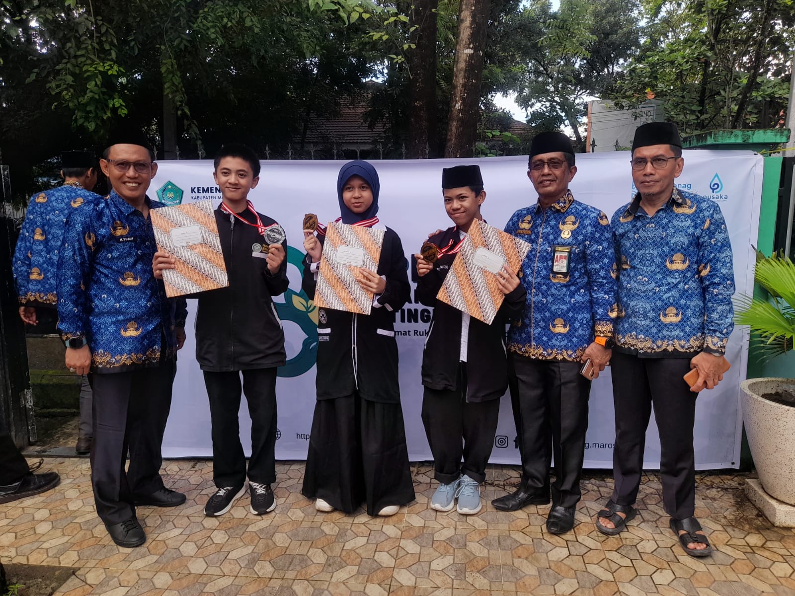 Penyerahan penghargaan berlangsung pada peringatan Hari Amal Bakti di Kantor Kemenag Maros, Rabu (17/12/2025).