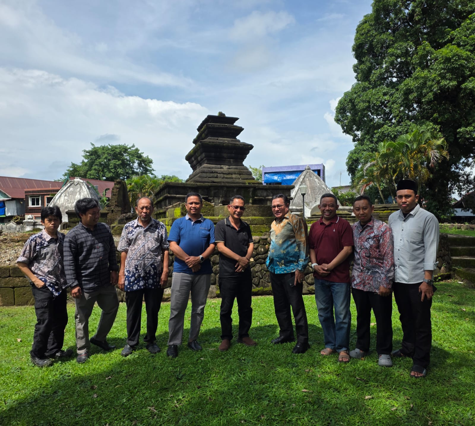 Turut hadir langsung membuka acara ini Kepala Kantor Kementerian Agama Kota Makassar Dr. H. Muhammad, M.Ag berlangsung di MAS Bhayangkara Jl. Sultan Abdullah Raya No. 6 Tallo Kec. Tallo Kota Makassar, Kamis 25 Desember 2025.