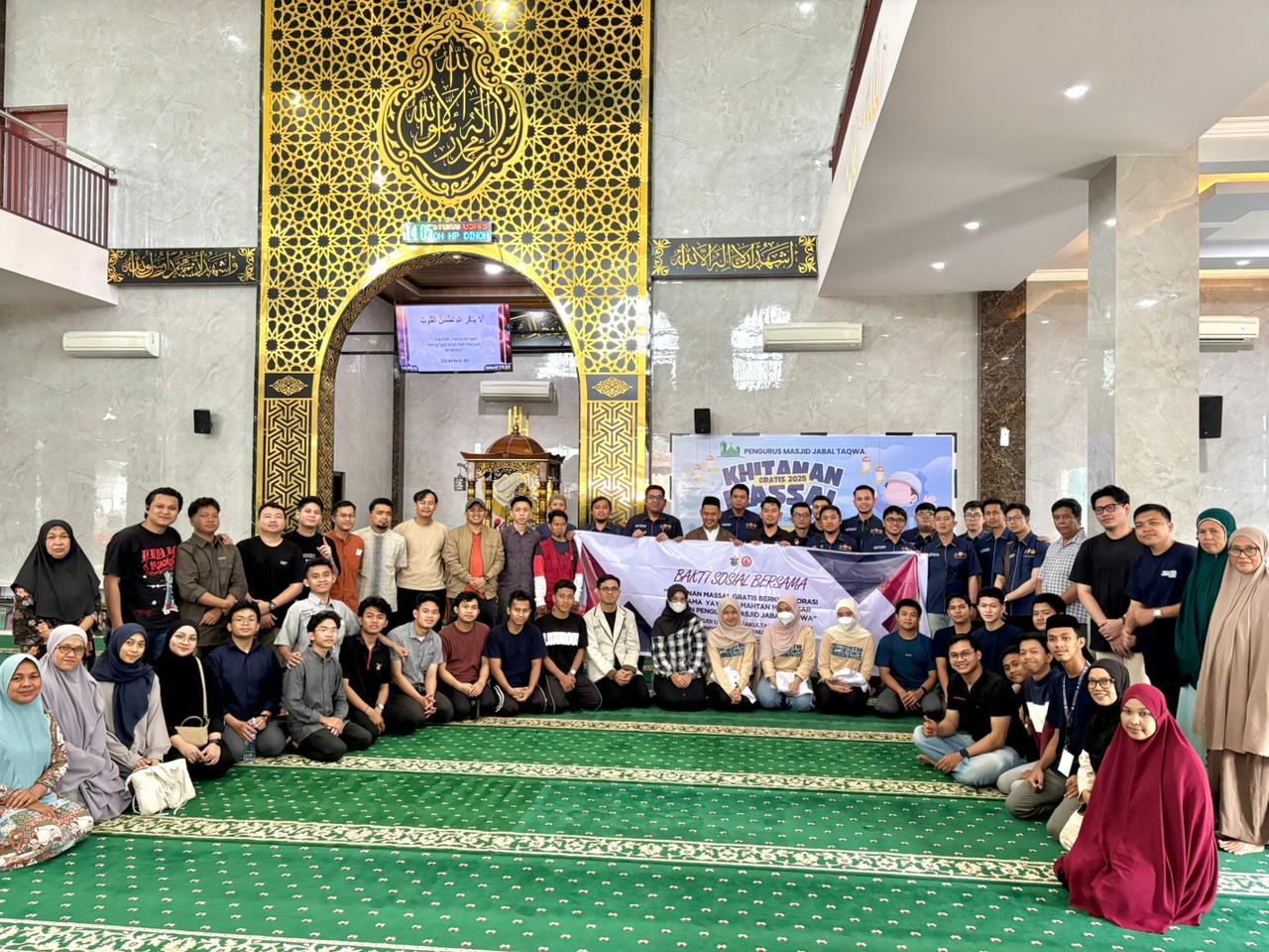 Pengurus Masjid Jabal Taqwa kerjasama MaHTan (Masyarakat Hijrah Tanpa Nama), Bagian Urologi Fakultas Kedokteran Universitas Hasanuddin, Tim Bantuan Medis (TBM) FK Universitas Muhammadiyah Makassar, serta TBM FK UMI menggelar kegiatan Bakti Sosial Khitanan Massal.
