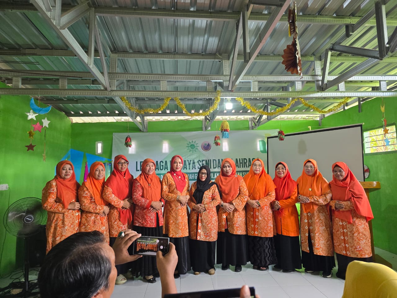 Pimpinan Daerah 'Aisyiyah (PDA) Kabupaten Gowa dan Lembaga Budaya Seni dan Olahraga (LBSO) Pimpinan Wilayah (PW) 'Aisyiyah Sulsel meresmikan Perpustakaan Sipakainga dalam kegiatan Sinar Perdana, Pojok dan Taman Baca Sipakainga di Jl. Pramuka, Desa Macini Baji, Kecamatan Bajeng, Kabupaten Gowa, Sulawesi Selatan, Selasa (30/12/2025).