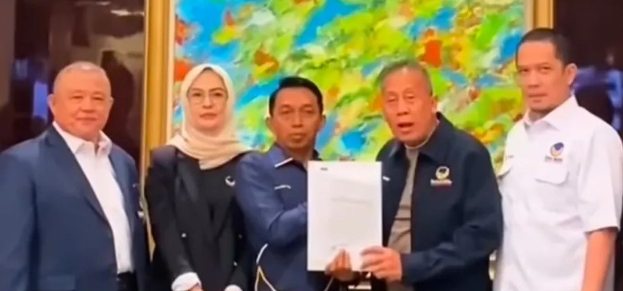 Suasana penyerahan SK DPP NasDem yang diserahkan langsung oleh Wakil Ketua Umum NasDem, Saan Mustopa, bersama Sekretaris Jenderal Hermawi Taslim di Tower DPP NasDem, Jakarta, Jumat (23/1/2026).
