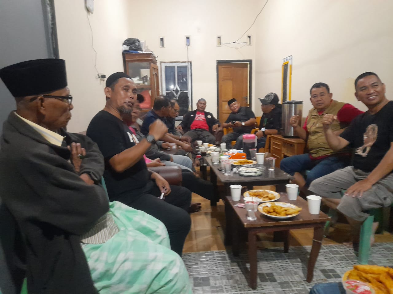 Pertemuan silaturahmi warga di kediaman Ketua RT 02 RW 11, Blok 10 Kelurahan  Manggala Kecamatan Manggala, Kamis (1/1/2026) malam. warga sepakat menolak bak sampah tidak sesuai penempatannya.