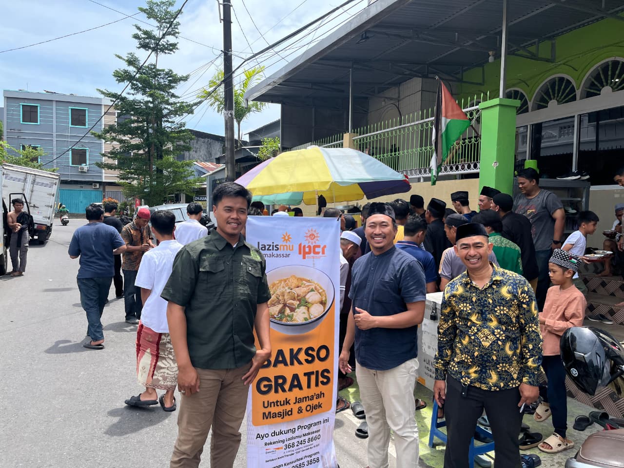 Suasana program Bakso Gratis yang dilaksanakan di Masjid Muhammadiyah, setiap hari Jumat.
