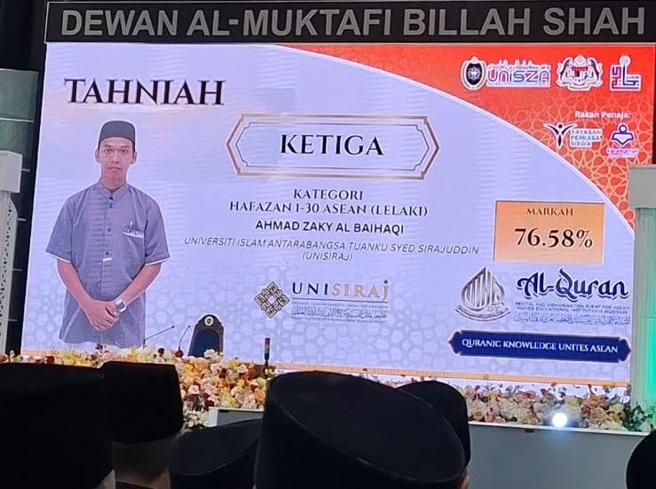Mahasiswa Universiti Islam Antarabangsa Tuanku Syed Sirajuddin (UniSIRAJ), Ahmad Zaky AlBaihaqi, meraih tempat ketiga pada Majelis Tilawah dan Hafazan Al-Quran Peringkat Institusi Pendidikan Tinggi (IPT) yang digelar di Universiti Sultan Zainal Abidin (UNISZA), Terengganu, pada 12–15 Februari 2026.