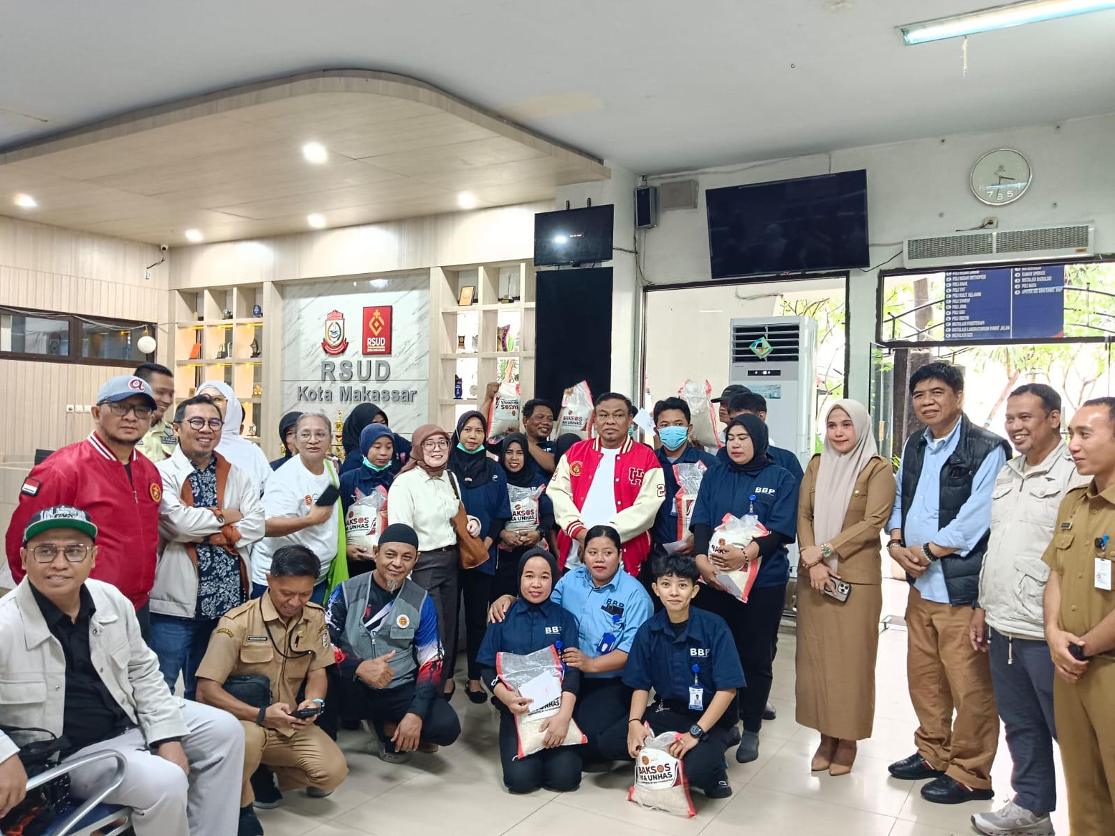 Ikatan Keluarga Alumni Universitas Hasanuddin (IKA Unhas) bersama AAS Foundation kembali menggelar kegiatan bakti sosial di Rumah Sakit Umum Daerah (RSUD) Syekh Yusuf dam RSUD Daya Kota Makassar, pada Rabu (25/2/2026).