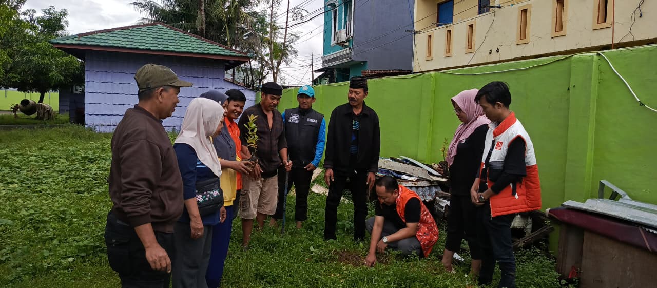 Pada Rabu (25/2/2026) sore, Dewan Pimpinan Wilayah (DPW) GR Sulsel bersama DPW Muda Bergerak Sulsel membagikan 100 bibit pohon kepada warga di kawasan Galangan Kapal, Kelurahan Kaluku Bodoa, Kecamatan Tallo, Kota Makassar.