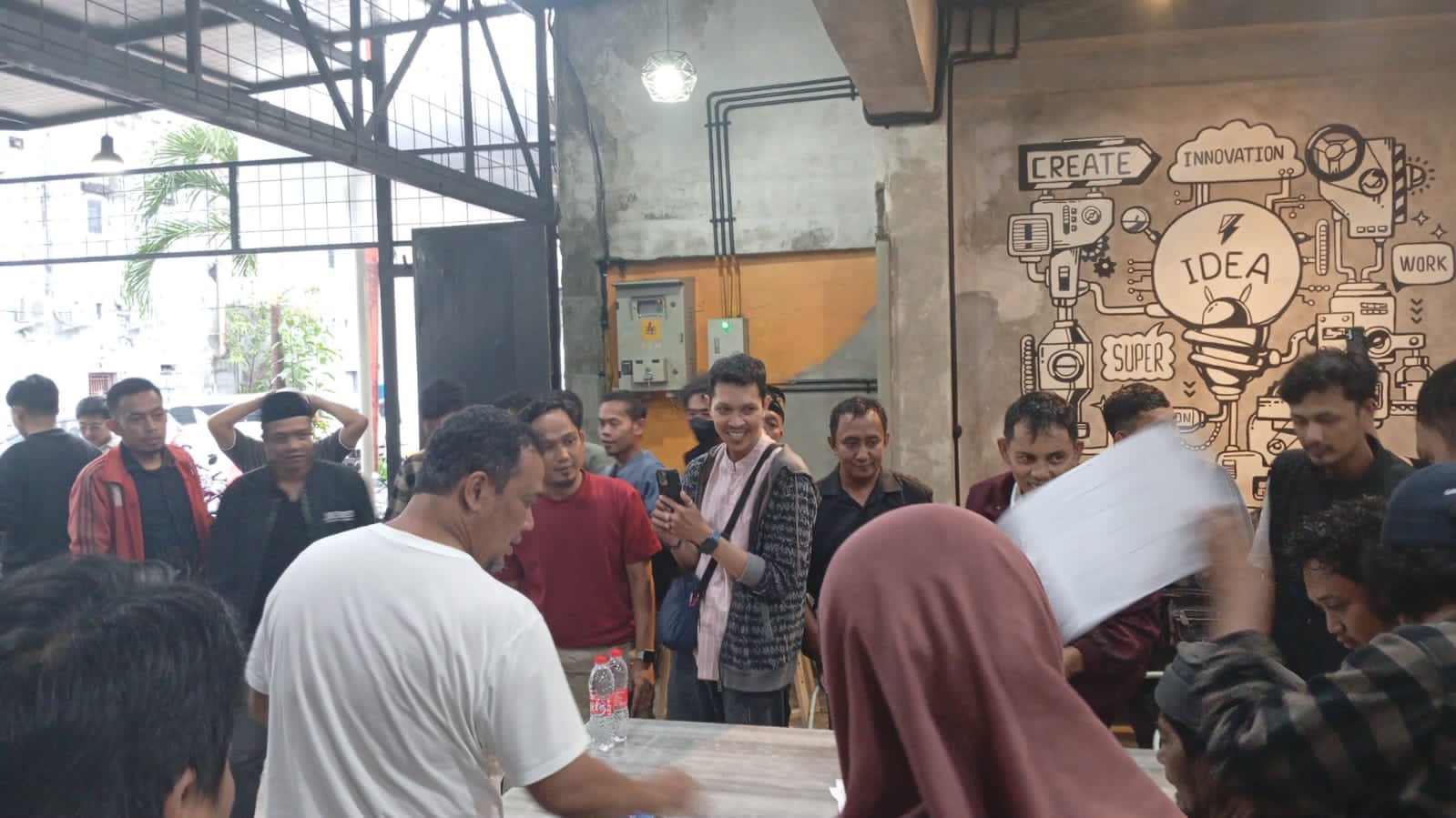 Suasana buka puasa bersama IKA Unhas dengan para jurnalis, di Kopizone Makassar, Jum'at (6/3/2026).