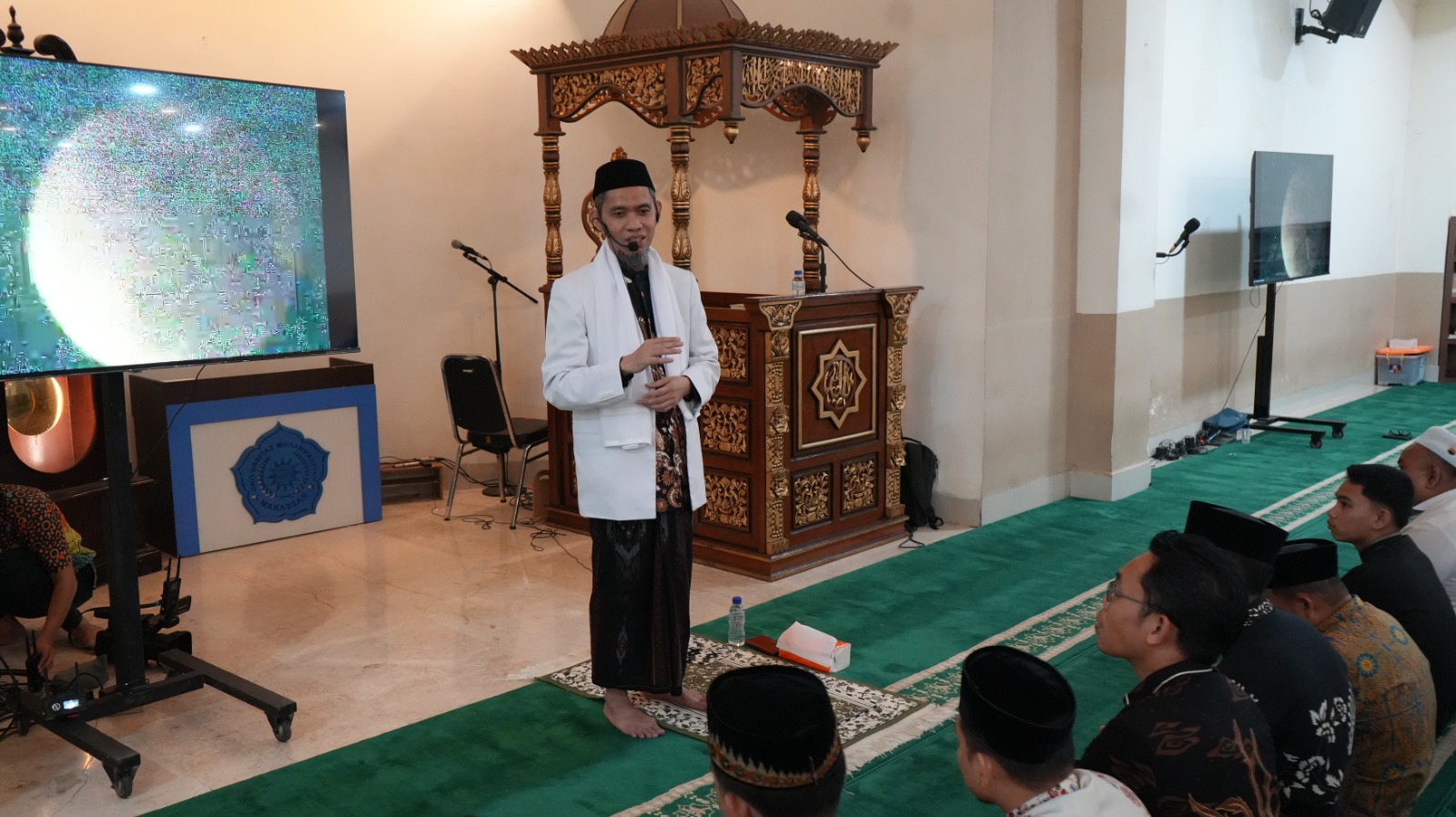 Civitas Akademika Universitas Muhammadiyah (Unismuh) Makassar melaksanakan Salat Gerhana Bulan (Khusuf) berjamaah di Masjid Subulussalam Al-Khoory, Selasa malam, 3 Maret 2026, bertepatan dengan 14 Ramadan 1447 H (KHGT).