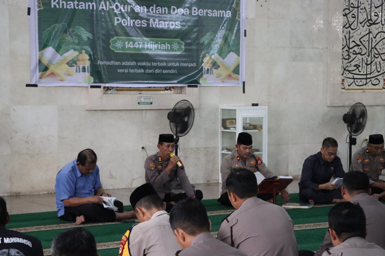 Polres Maros menggelar kegiatan Khatam Al-Qur’an yang diikuti oleh personel di lingkungan Mapolres Maros, Kamis (5/3/2026).