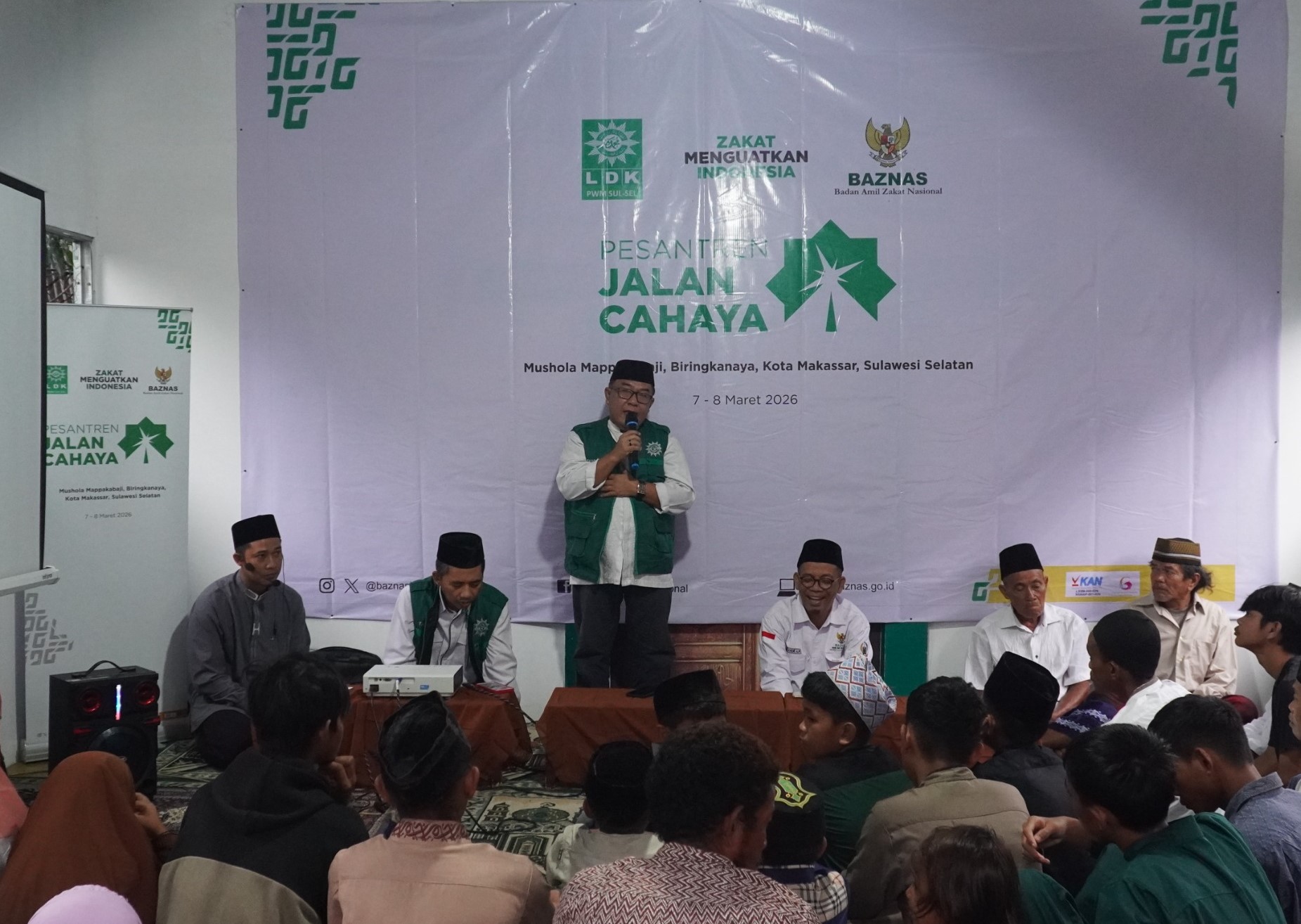 Badan Amil Zakat Nasional (BAZNAS) RI bekerja sama dengan Lembaga Dakwah Komunitas (LDK) Pimpinan Wilayah Muhammadiyah (PWM) Sulawesi Selatan resmi menggelar kegiatan Pesantren "Jalan Cahaya".