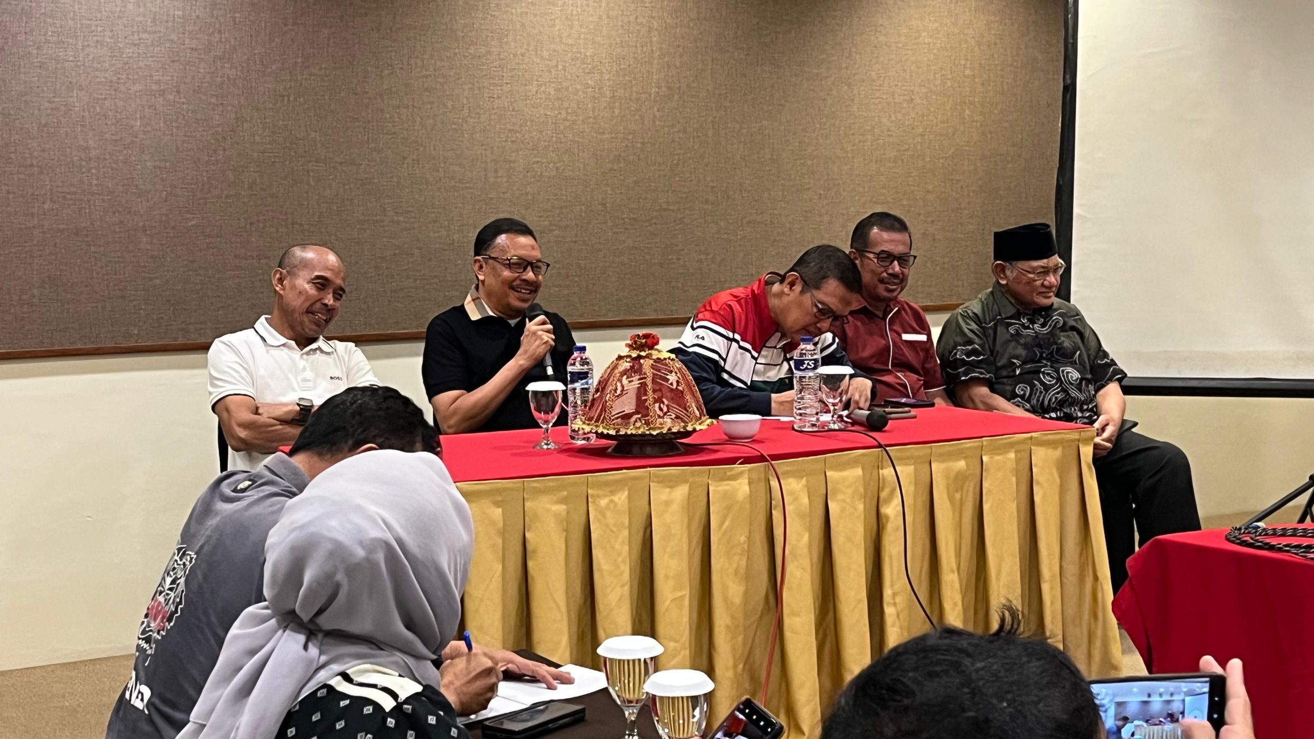 Pengurus Pusat Kerukunan Keluarga Turatea (KKT) Jeneponto melaksanakan rapat persiapan pelaksanaan musyawarah nasional (munas) Kerukunan Keluarga Turatea (KKT) Jeneponto di Hotel Jolin Makassar, Kamis (2/4/2026).