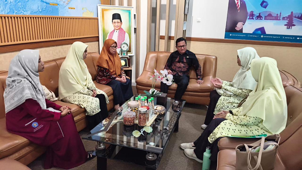 Audiens Pimpinan Daerah (PD) Nasyiatul Aisyiyah Kota Makassar dengan Kepala Kantor Kementerian Agama (Kemenag) Kota Makassar.